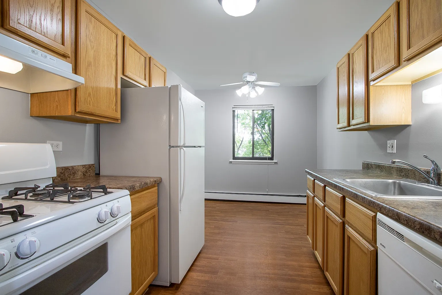 Emerald Pointe Apartments – photo 3