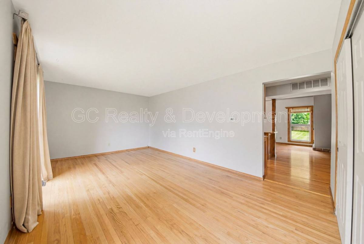 938 Canterbury Dr – photo 2