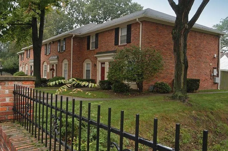 Jamestown Apartments & Townhomes – photo 1