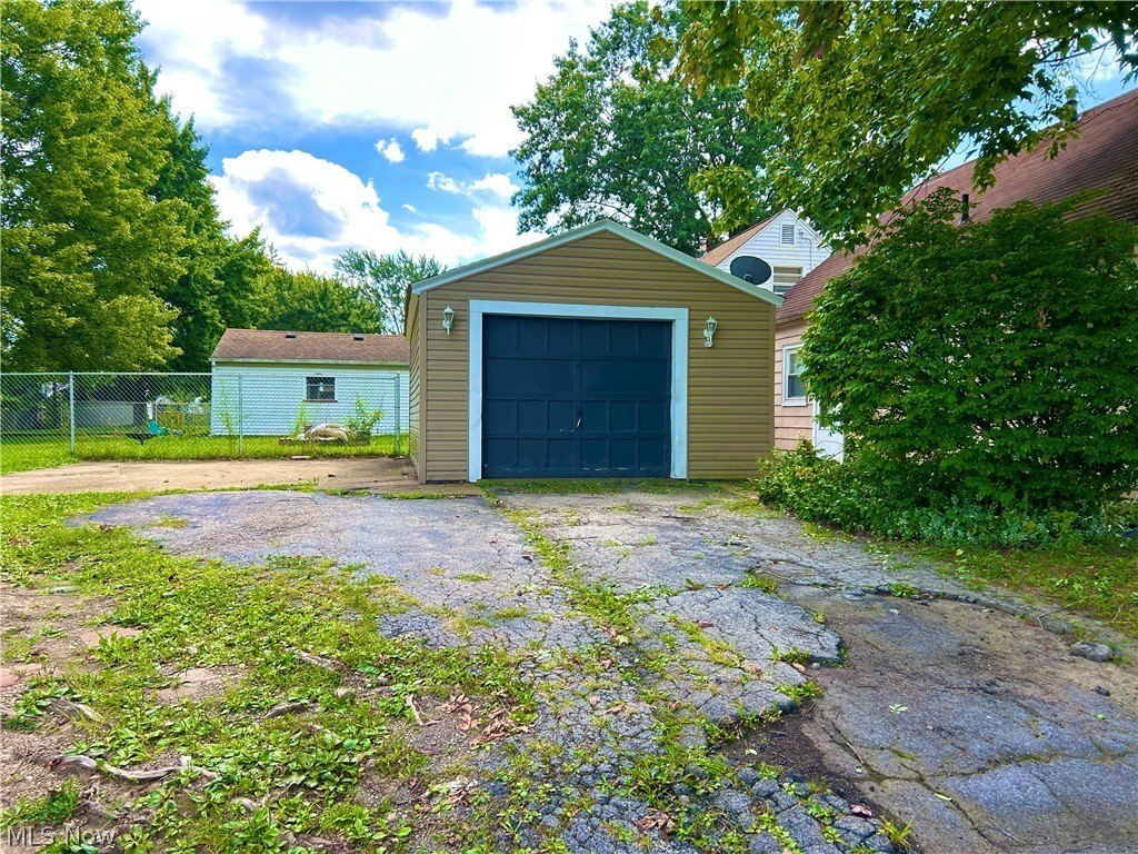 181 N Beverly Ave – photo 3