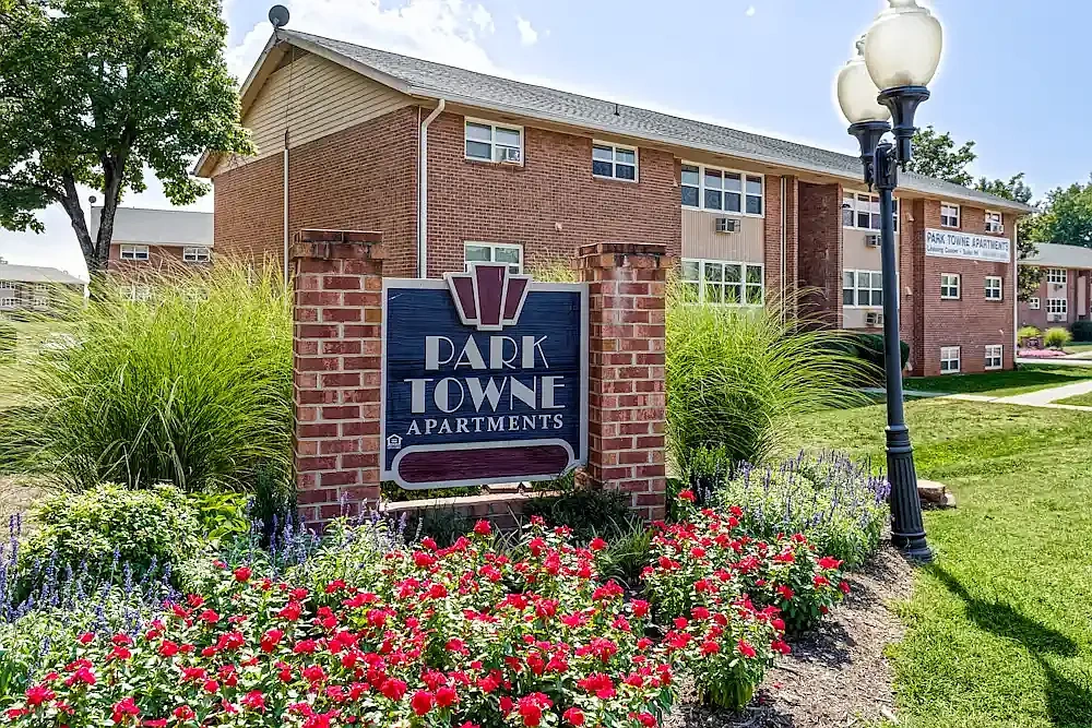 Park Towne Apartments – photo 2