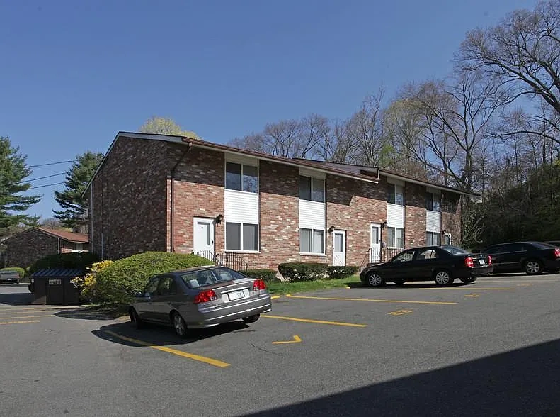 Brookside Gardens Apartments – photo 1