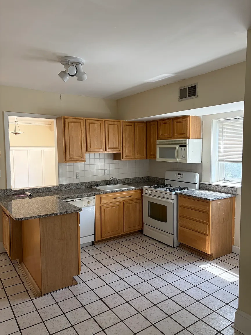 2100 Surrey – photo 2