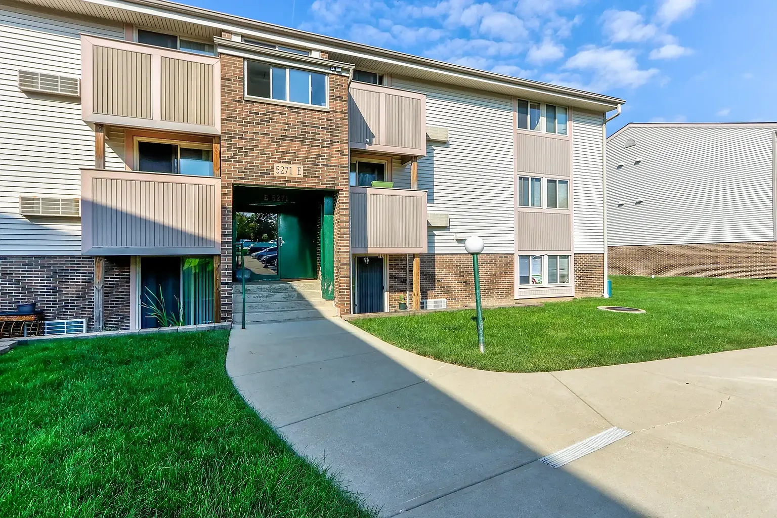 Royalwood Apartments – photo 4