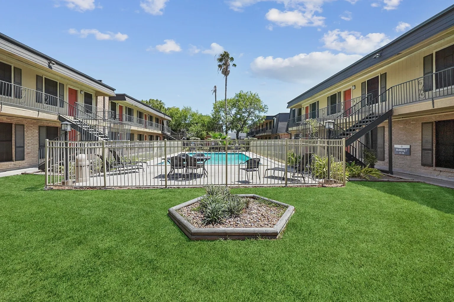 Alameda Apartments – photo 2
