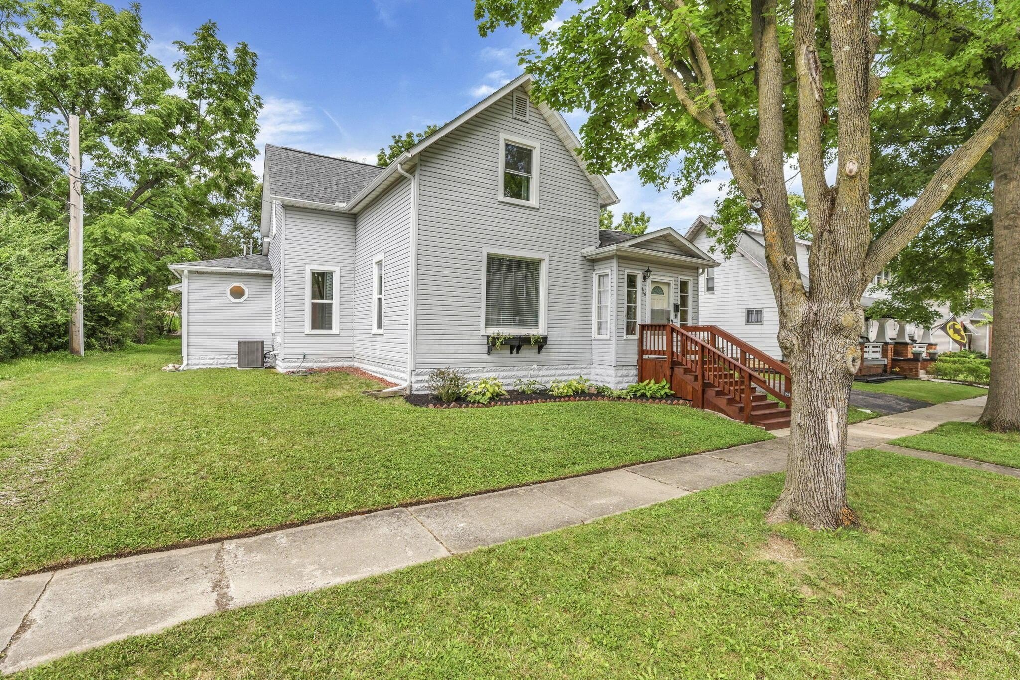 426 W 6th St – photo 1
