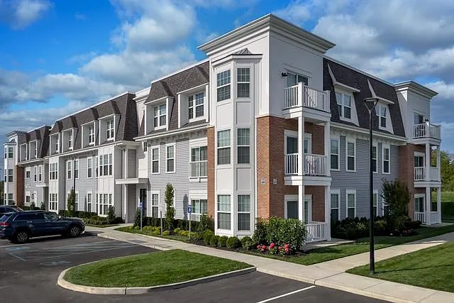 Fairfield Townhomes at Islip – photo 2