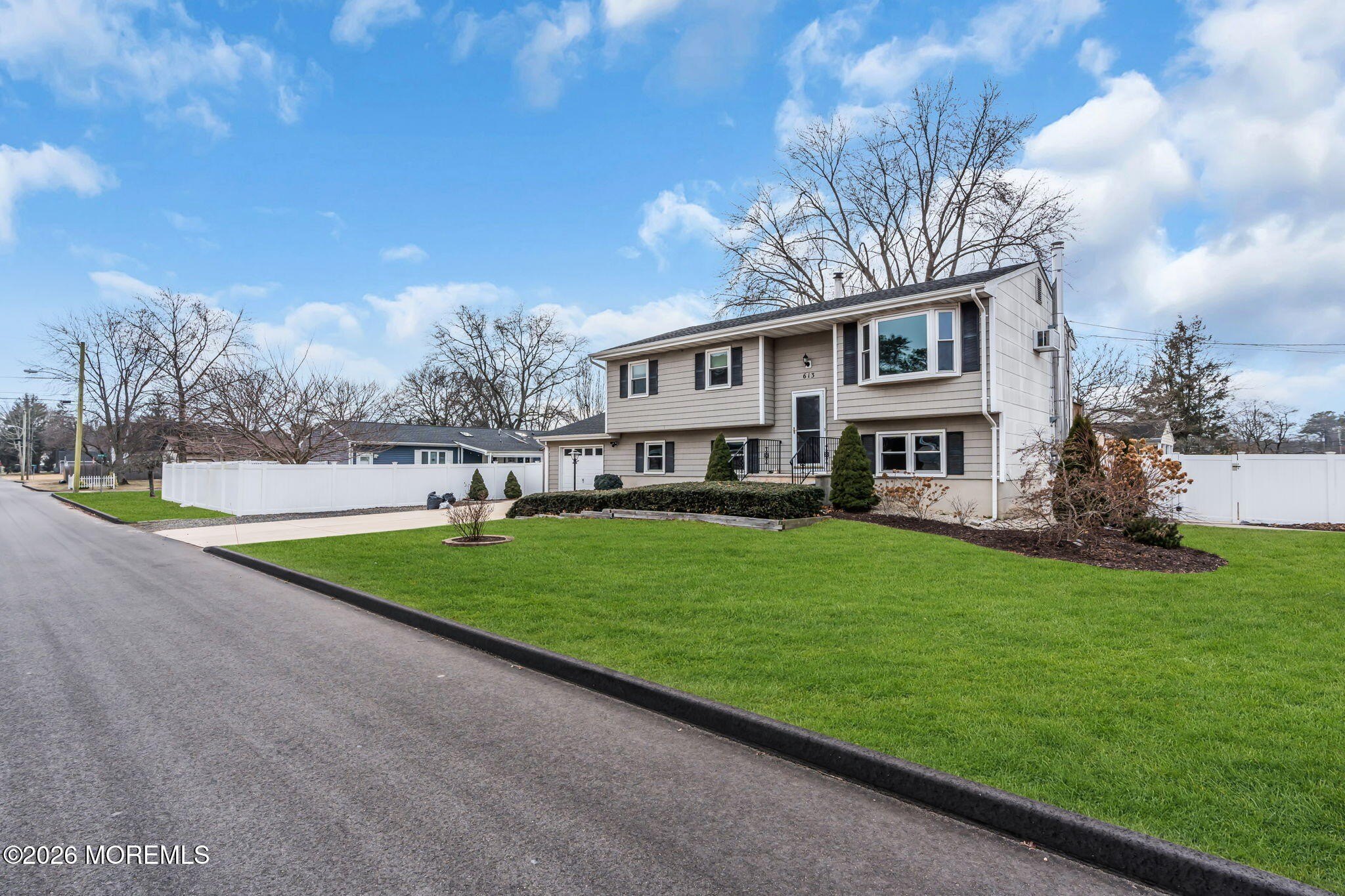 613 Champlain St – photo 4