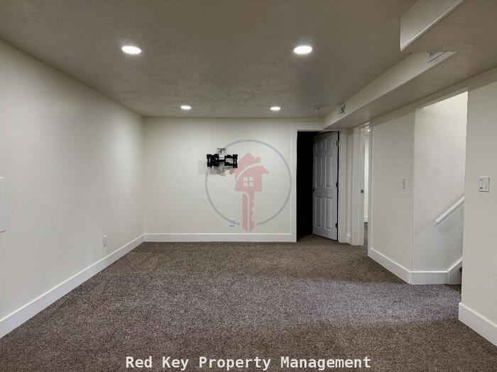 543 Stansbury Ave unit b – photo 4