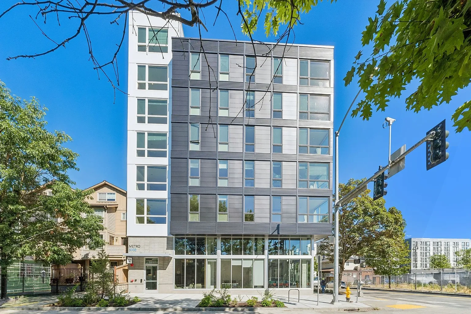 Metro 5000 Apartments – photo 3