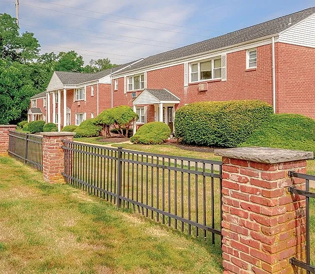 Country Club Apartments – photo 1