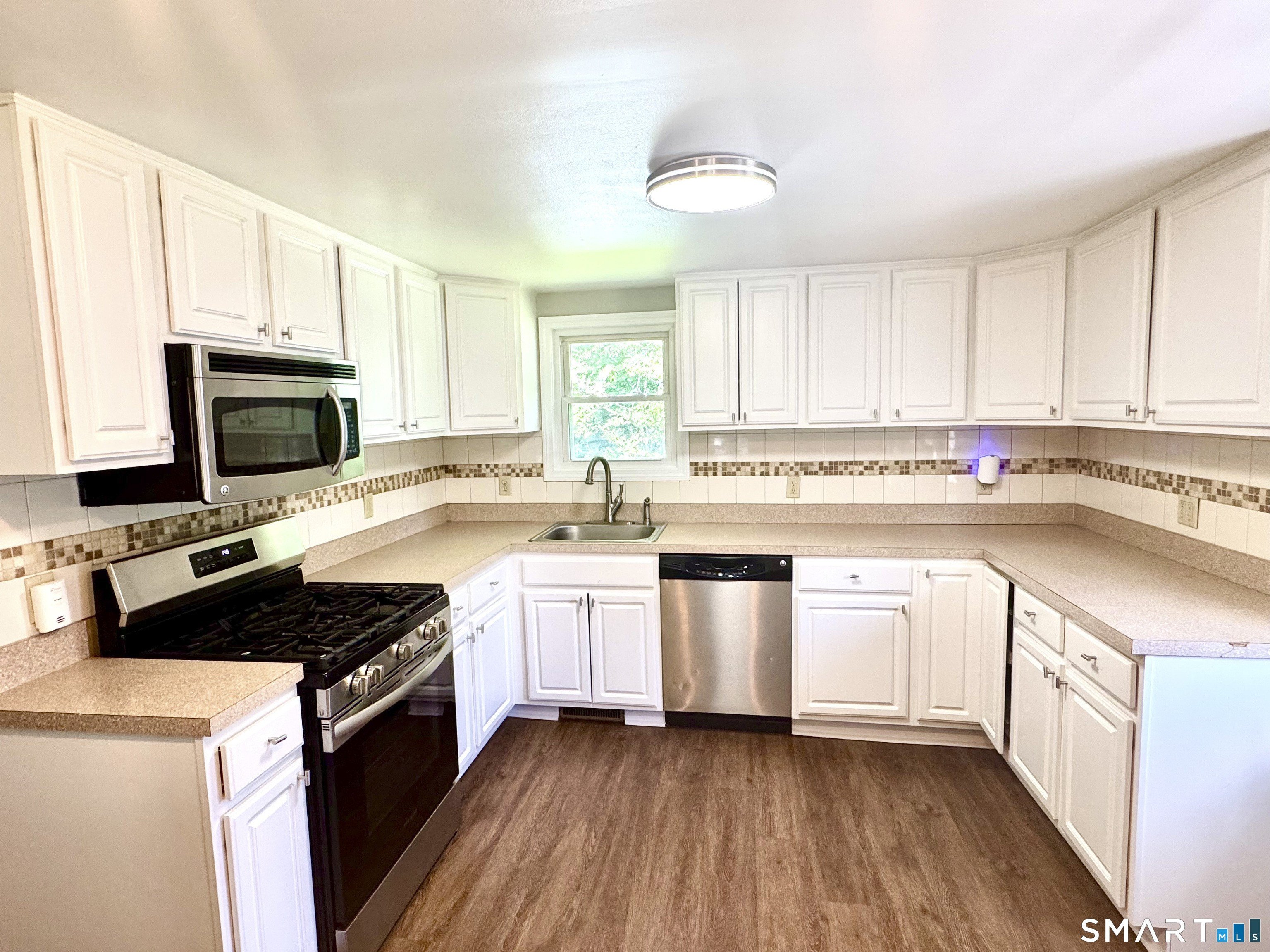439 Quinn St – photo 2