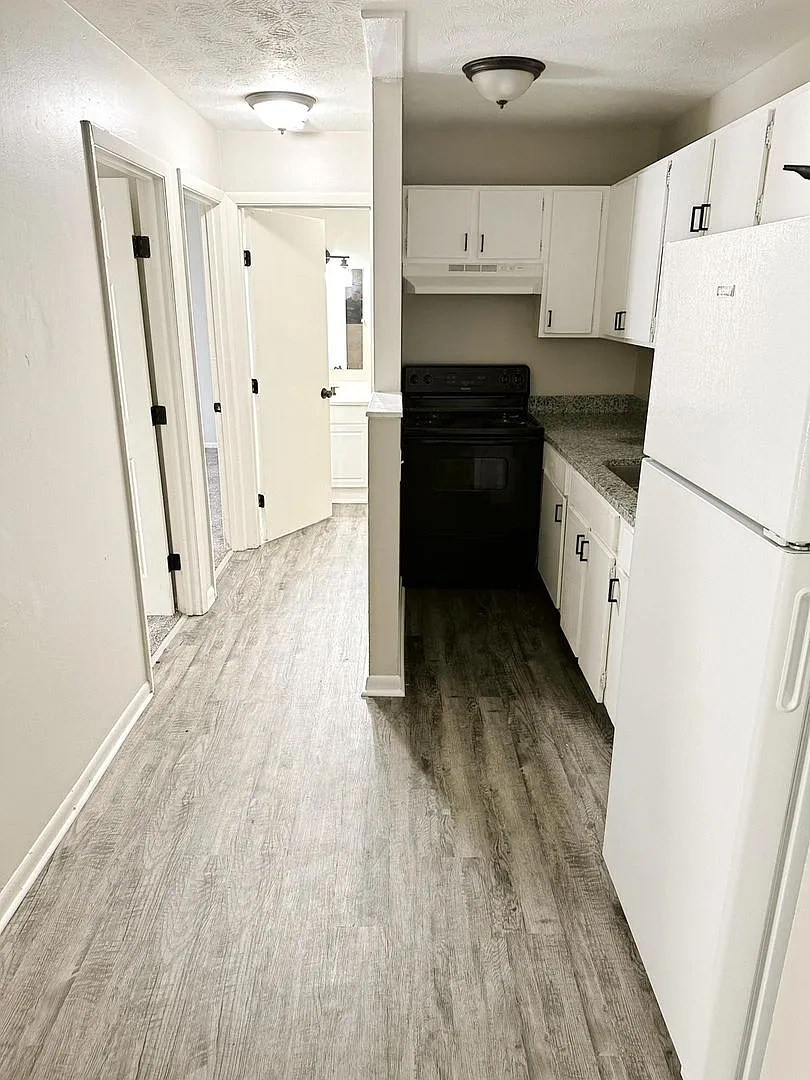 Erica Court Apartments – photo 1