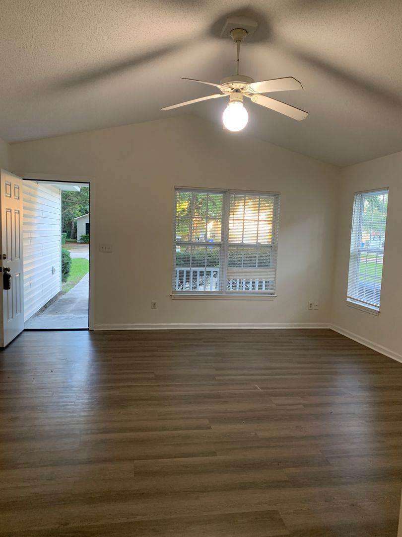 222 Charter Dr – photo 2