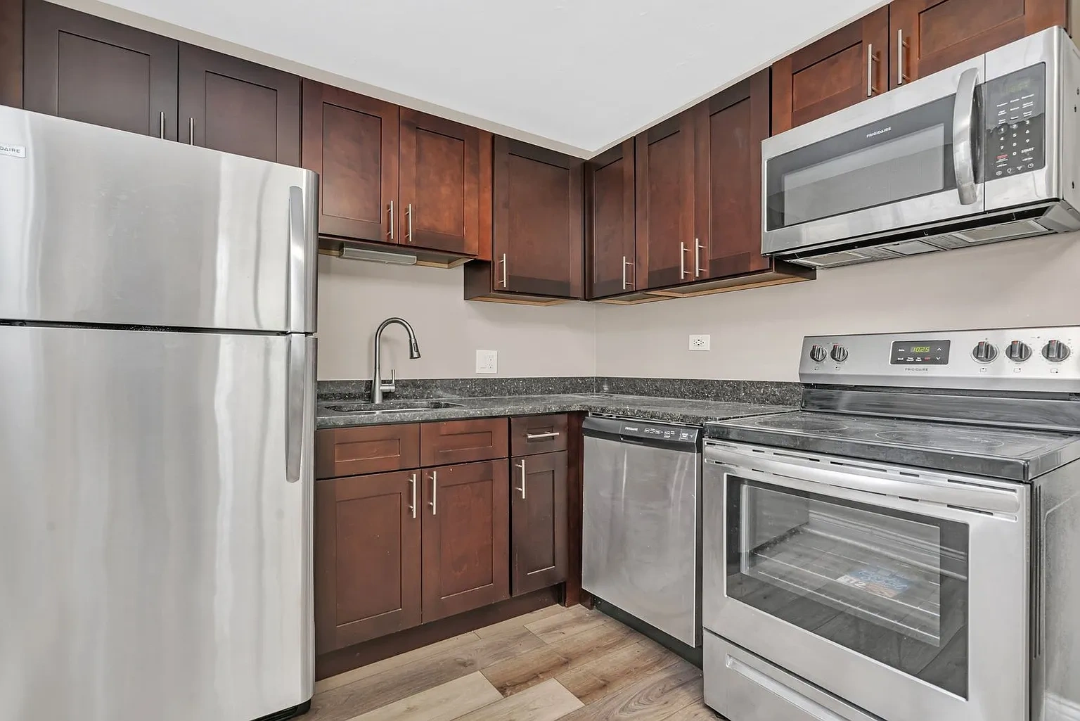 Lakeside Village Apartments – photo 3