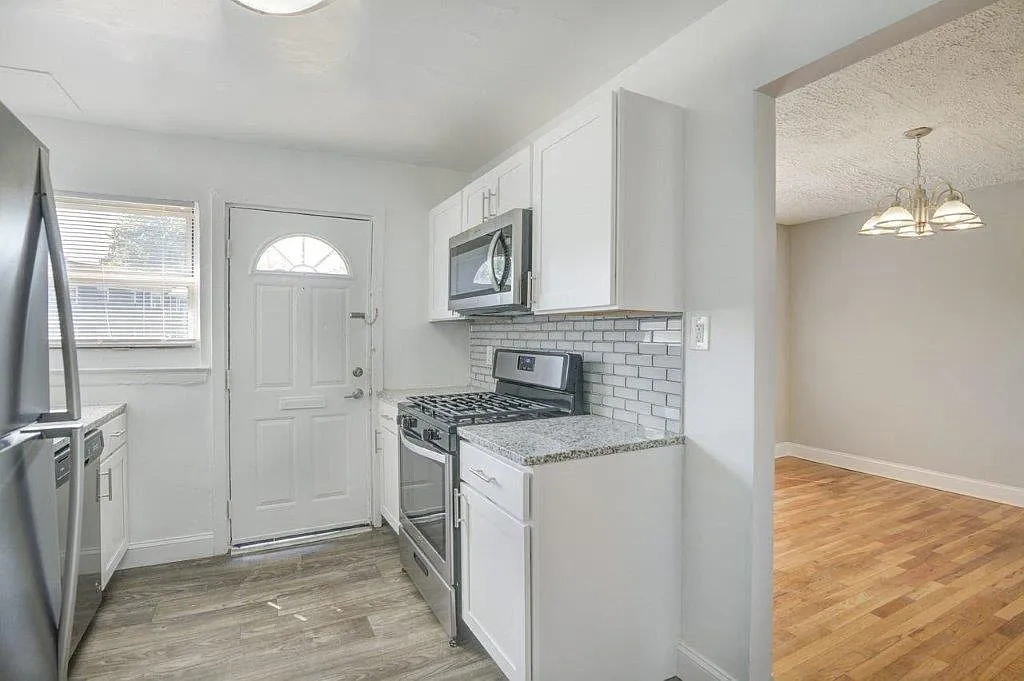 Elmwood Village Apartments and Townhomes – photo 2