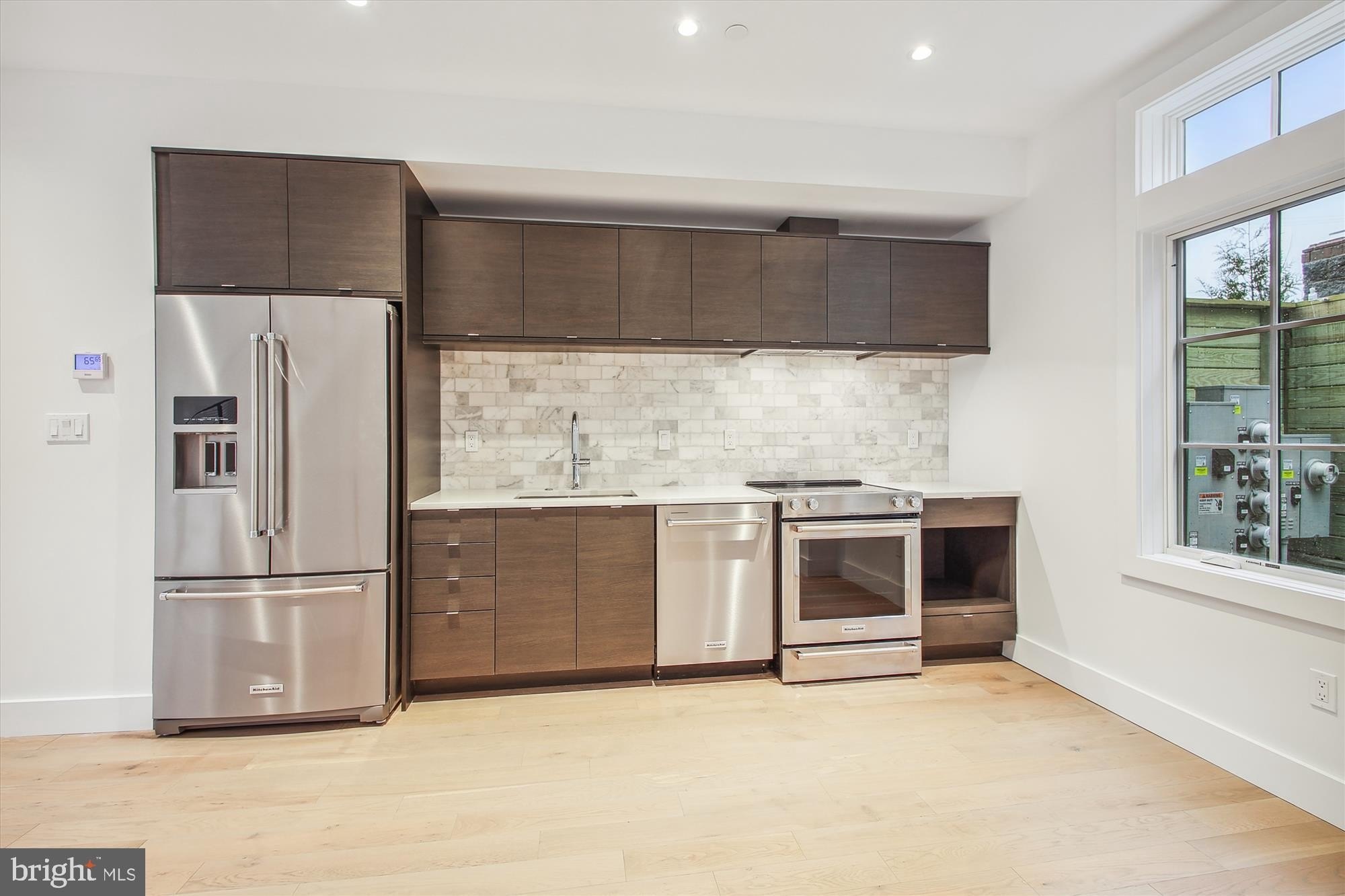 699 Giddings Ave – photo 5