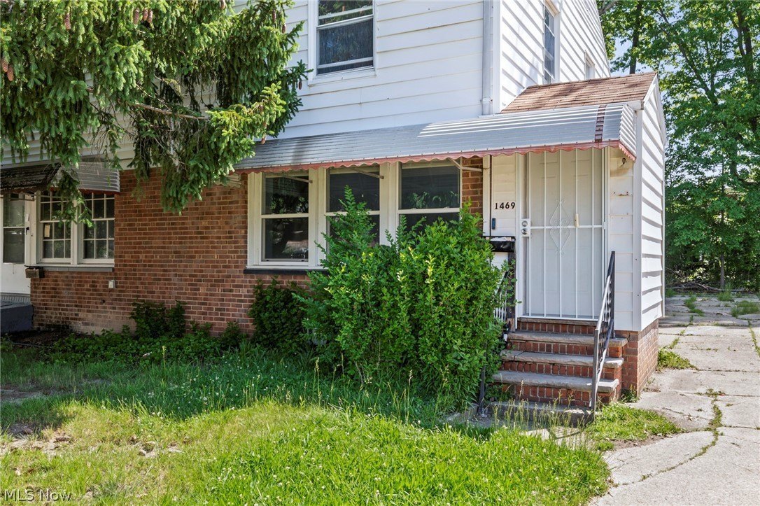 1469 E 250th St – photo 1