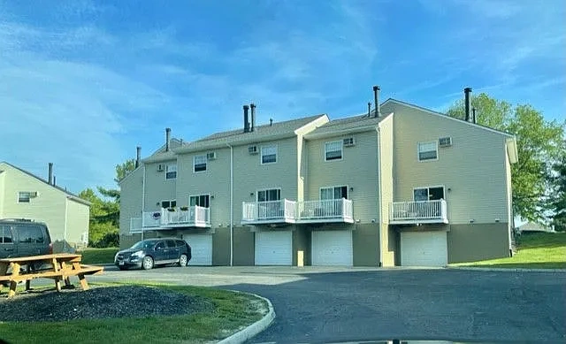 Hunter's Pointe Townhomes – photo 2