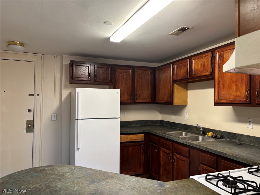 5644 Broadway Ave unit 201 – photo 3