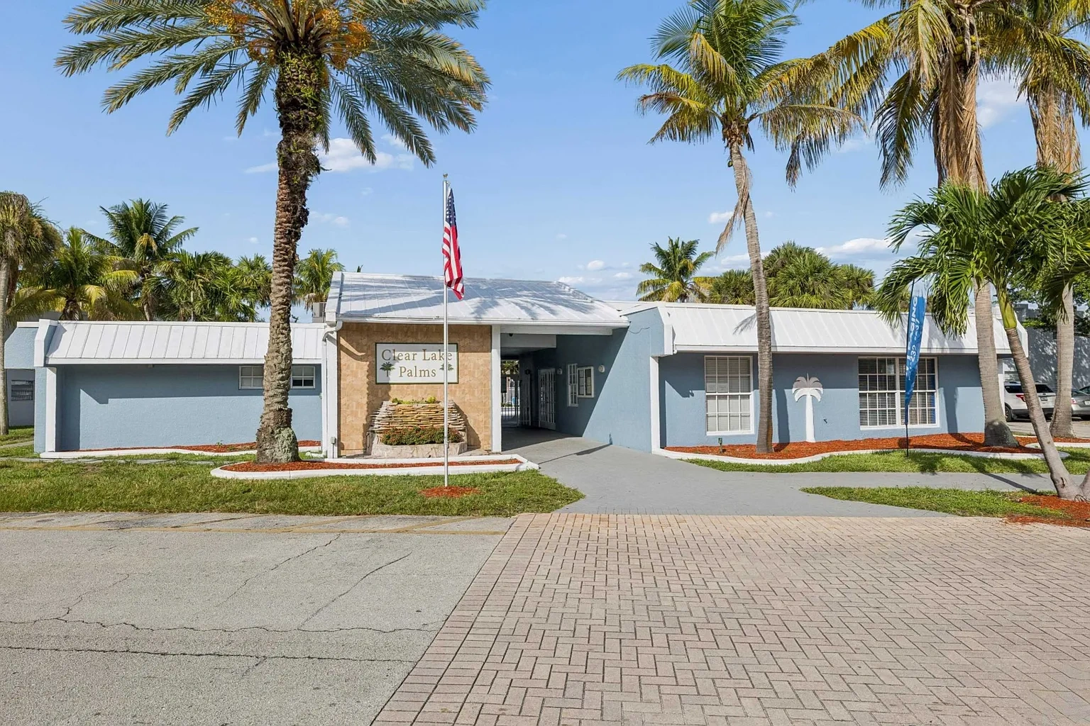 Clear Lake Palms – photo 2