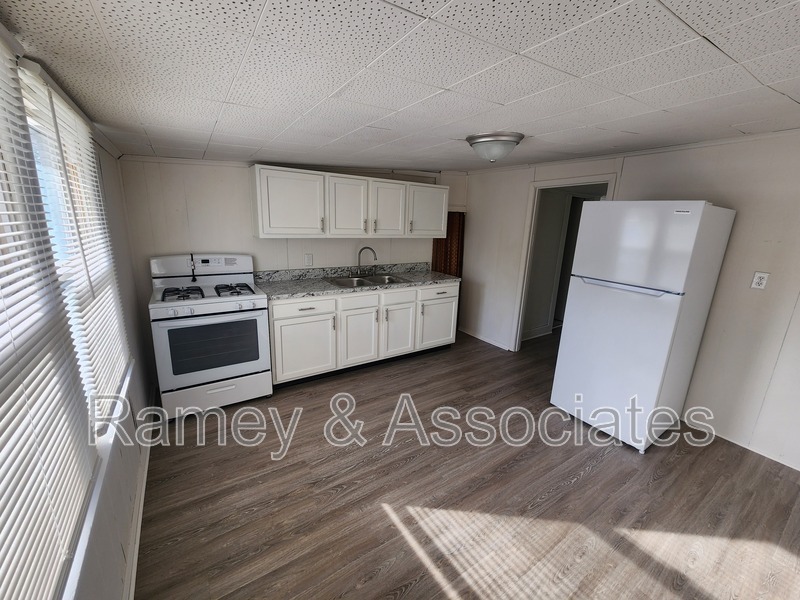 1122 Larchmont Ave unit B – photo 2