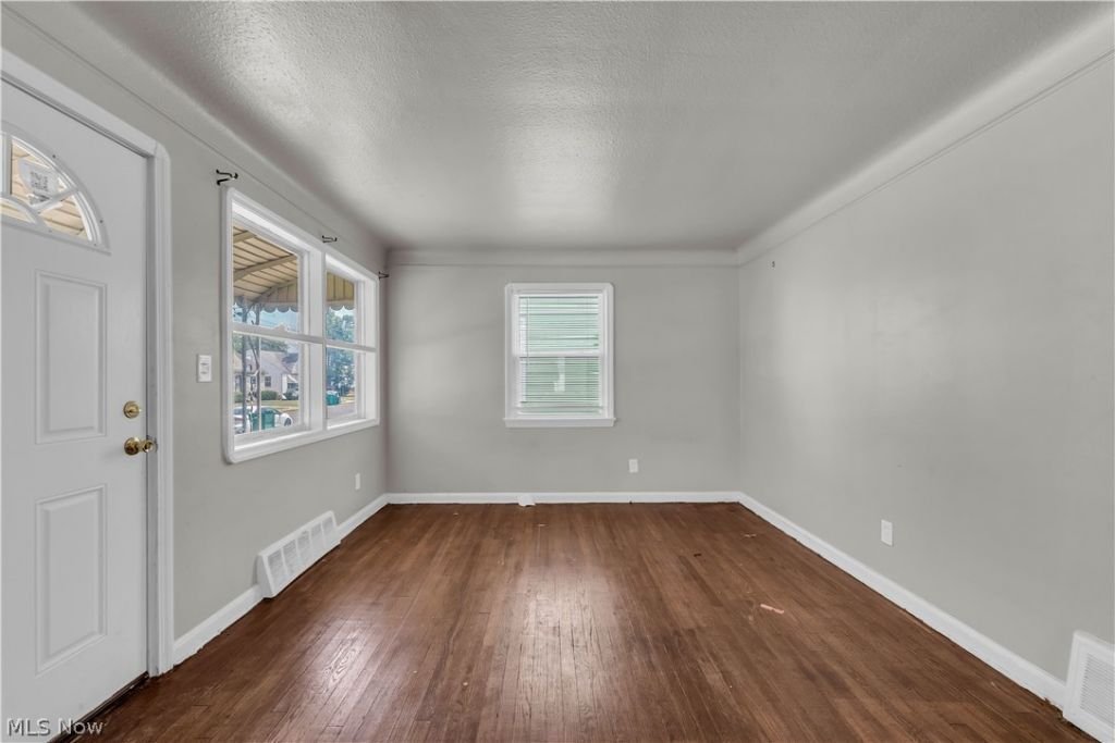 15902 Maplewood Ave – photo 4