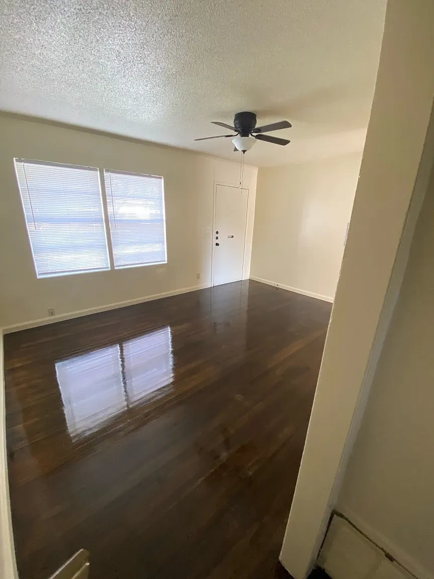 Admiral and Brittany Apartments – photo 4