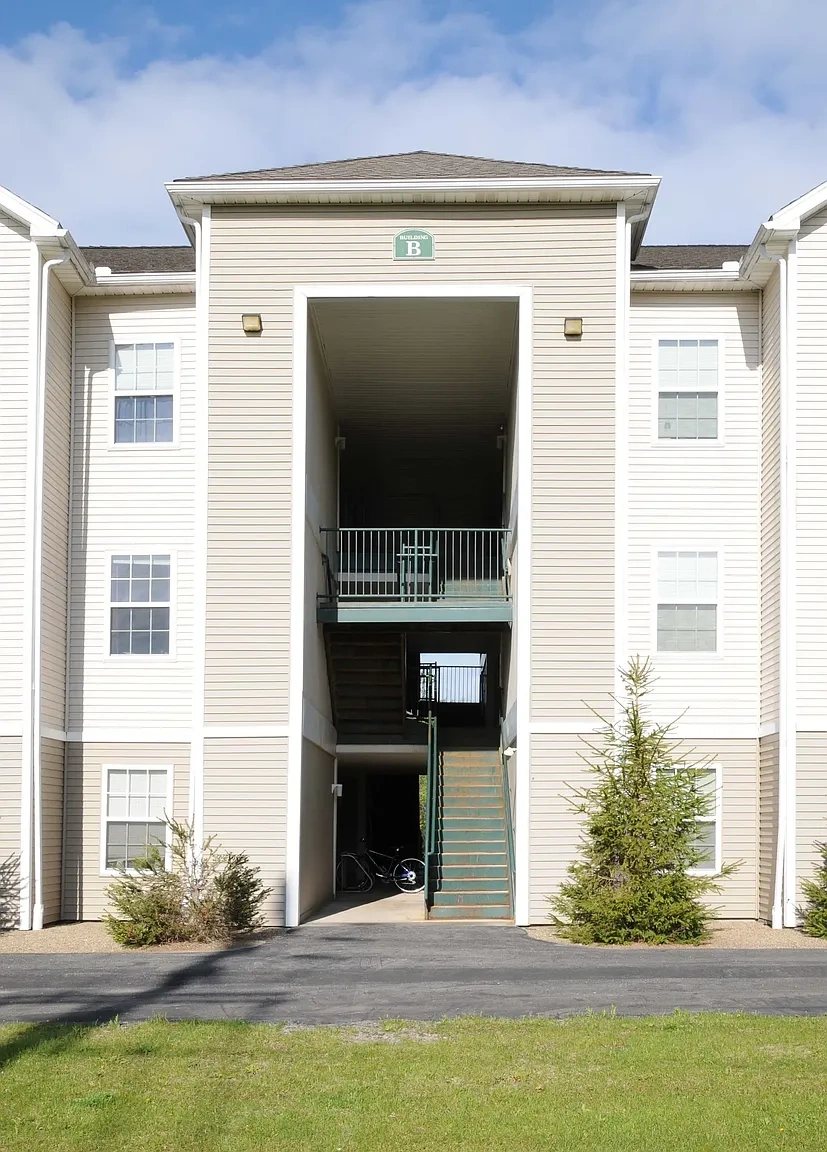 South Rock Apartments (Student Housing by the Bed) – photo 4