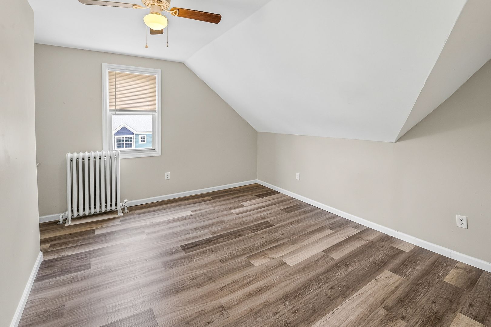 305 E St unit Room 9 – photo 3