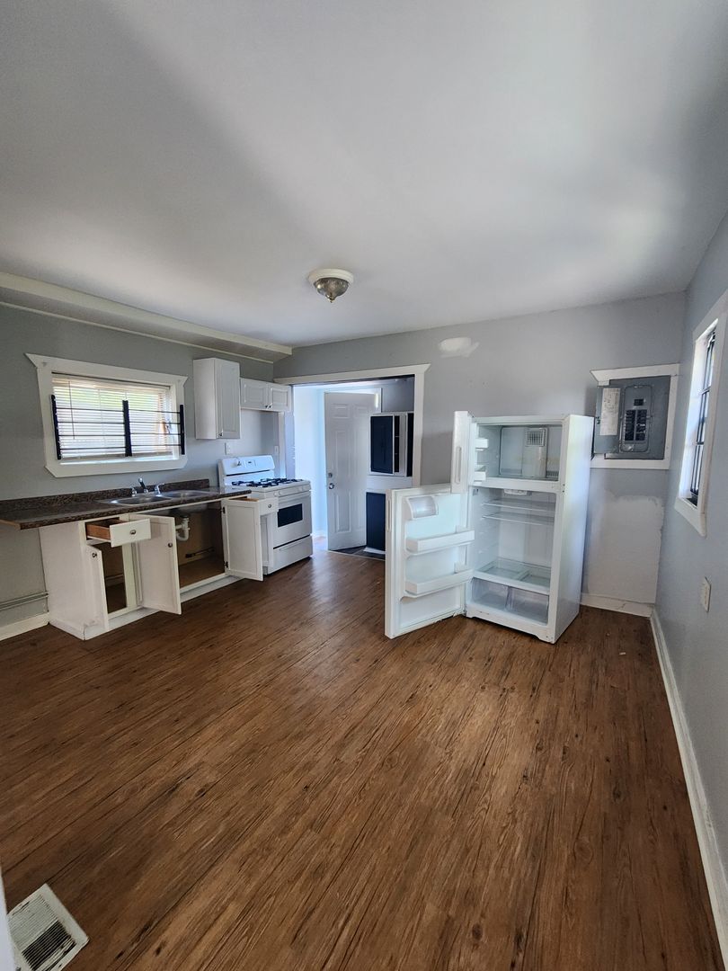 3295 W 50th St unit Rear House – photo 2