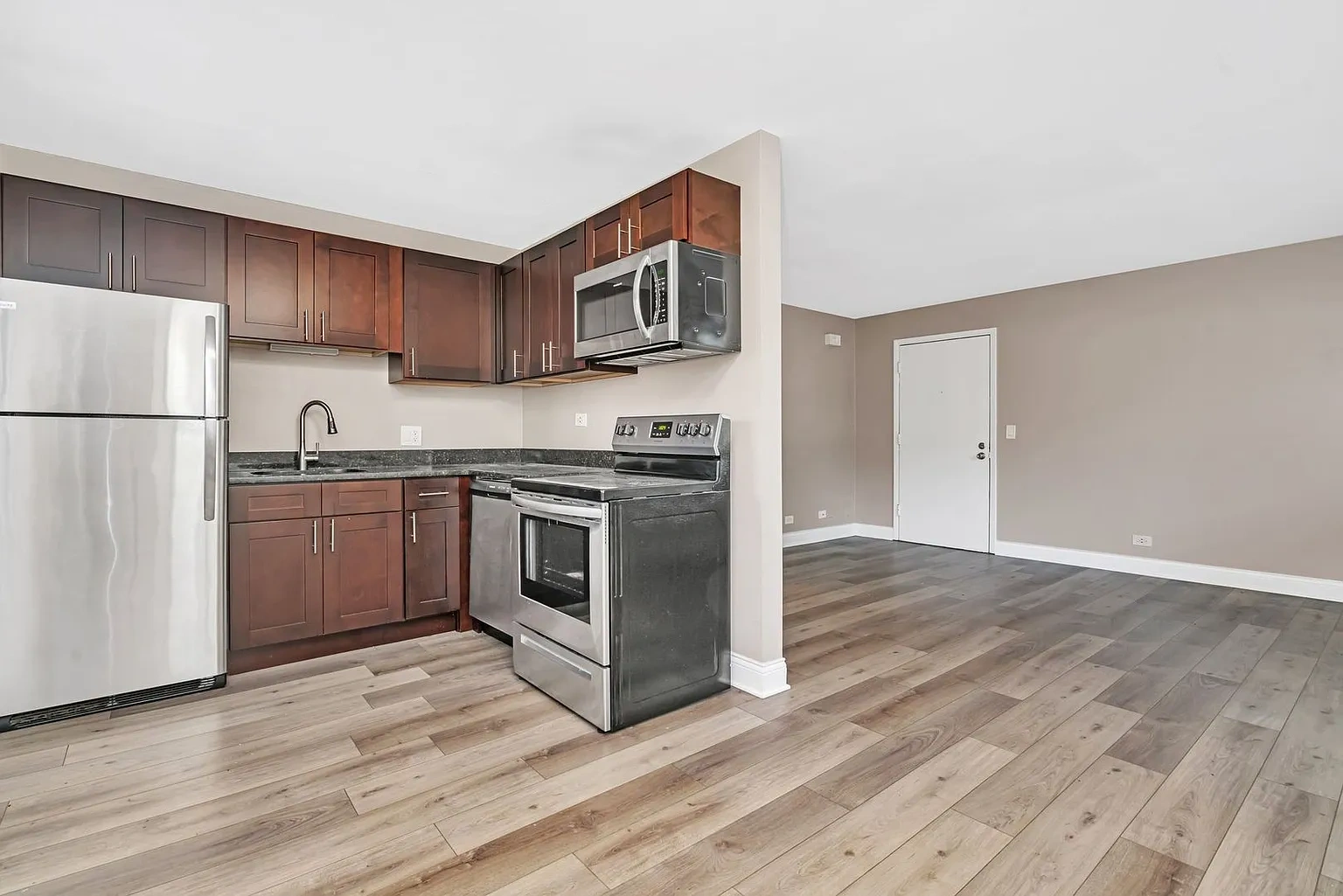 Lakeside Village Apartments – photo 4