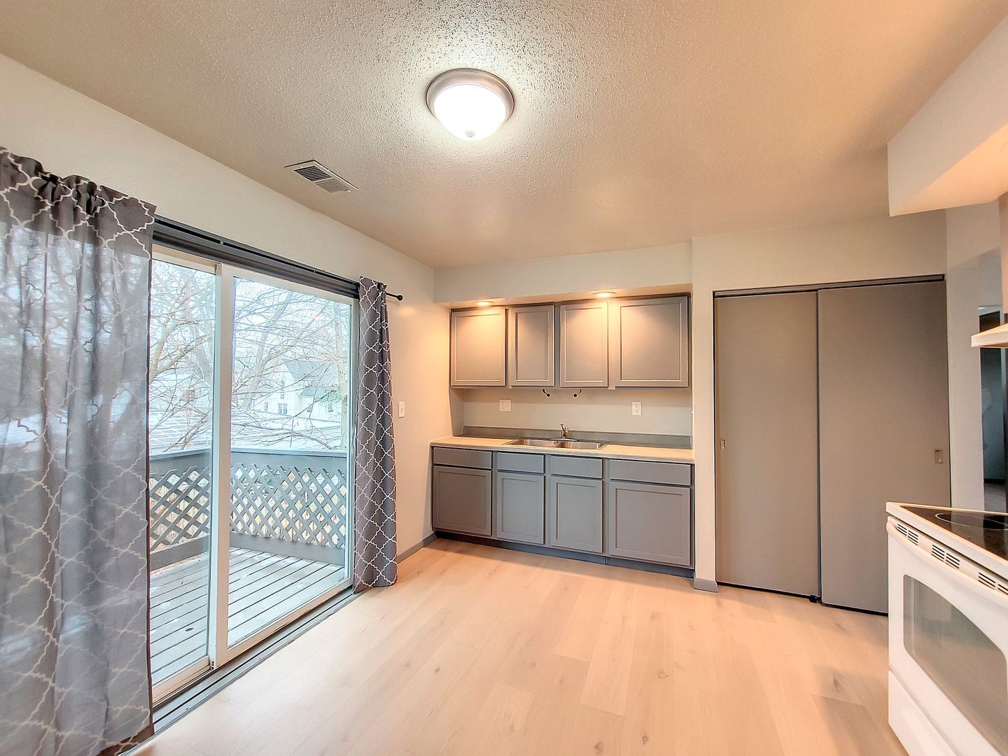 303 Larson Ct unit Apt 4 – photo 5