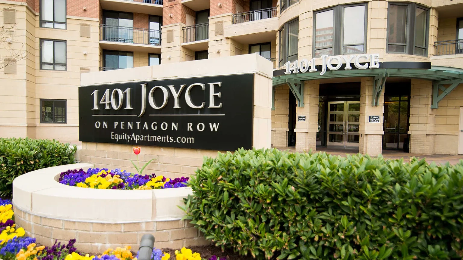 1401 Joyce on Pentagon Row – photo 4
