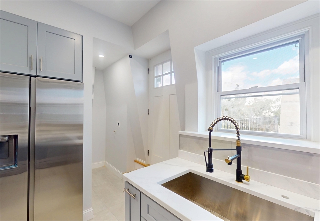 14 King St unit 3 – photo 4