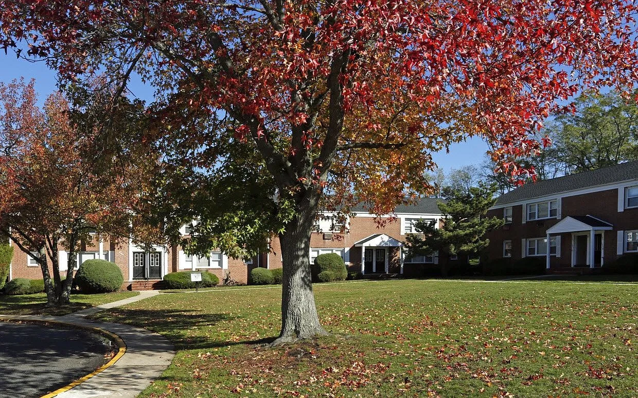 Country Club Apartments – photo 2