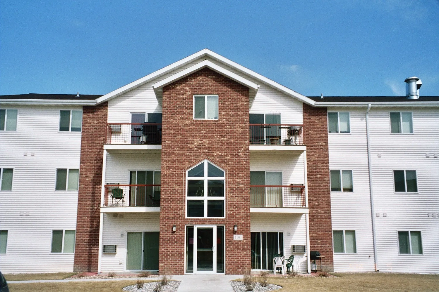 Central Park Apartments – photo 2