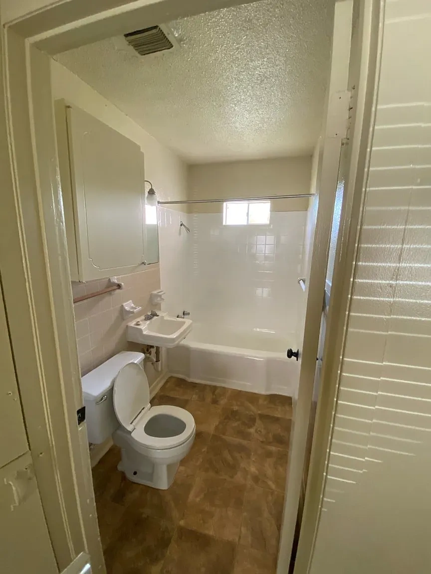 Admiral and Brittany Apartments – photo 3