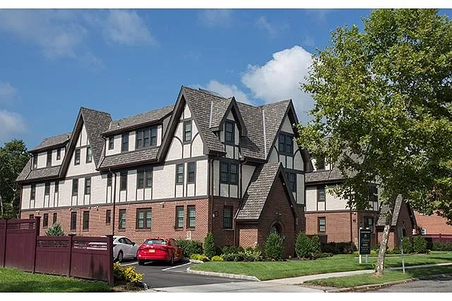 Fairfield Tudor at Bay Shore – photo 4