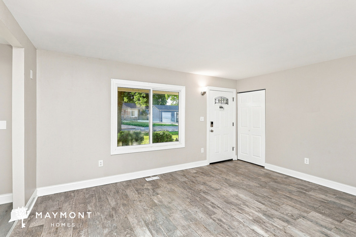 990 Sheffield Dr – photo 4