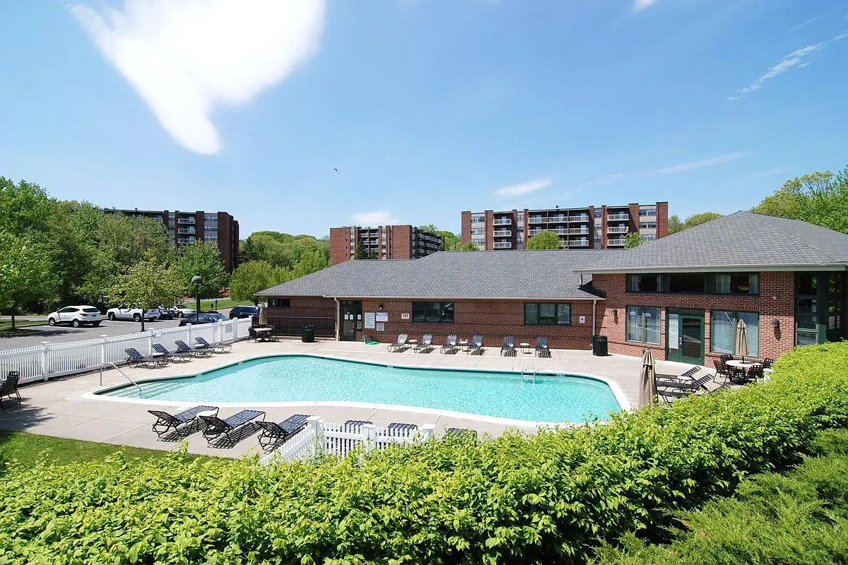 Broadmoor Apartments – photo 2