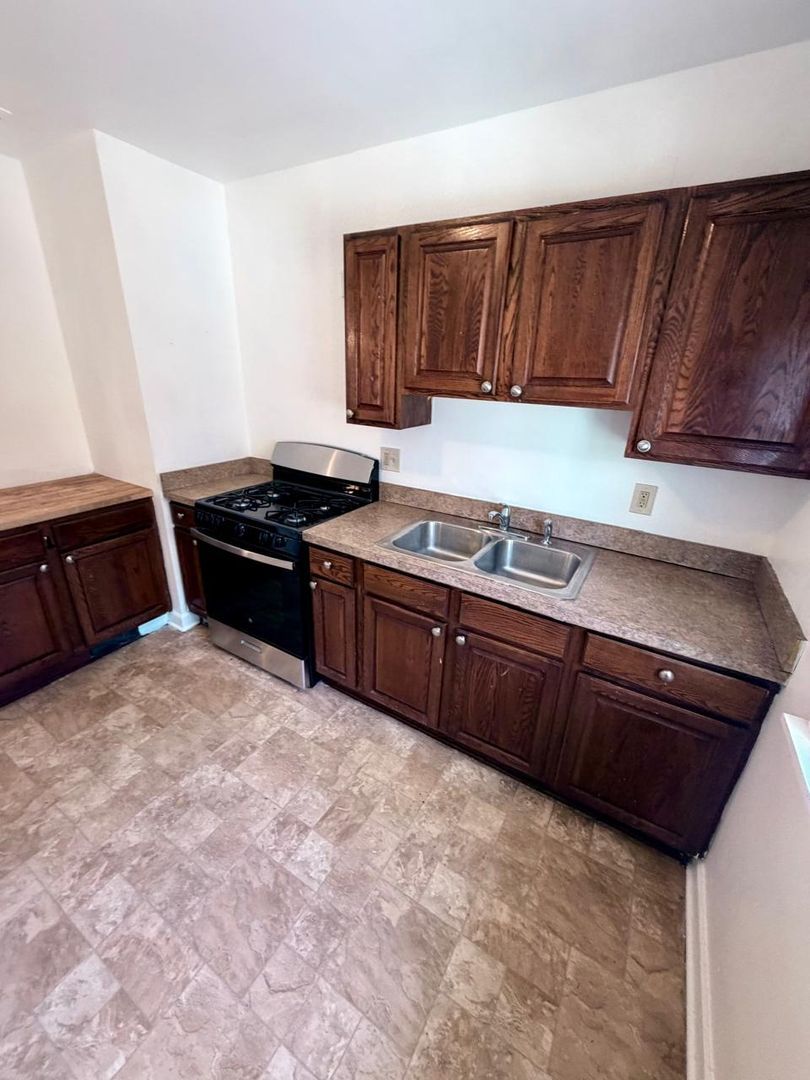 14221 Glenside Rd unit UP – photo 5