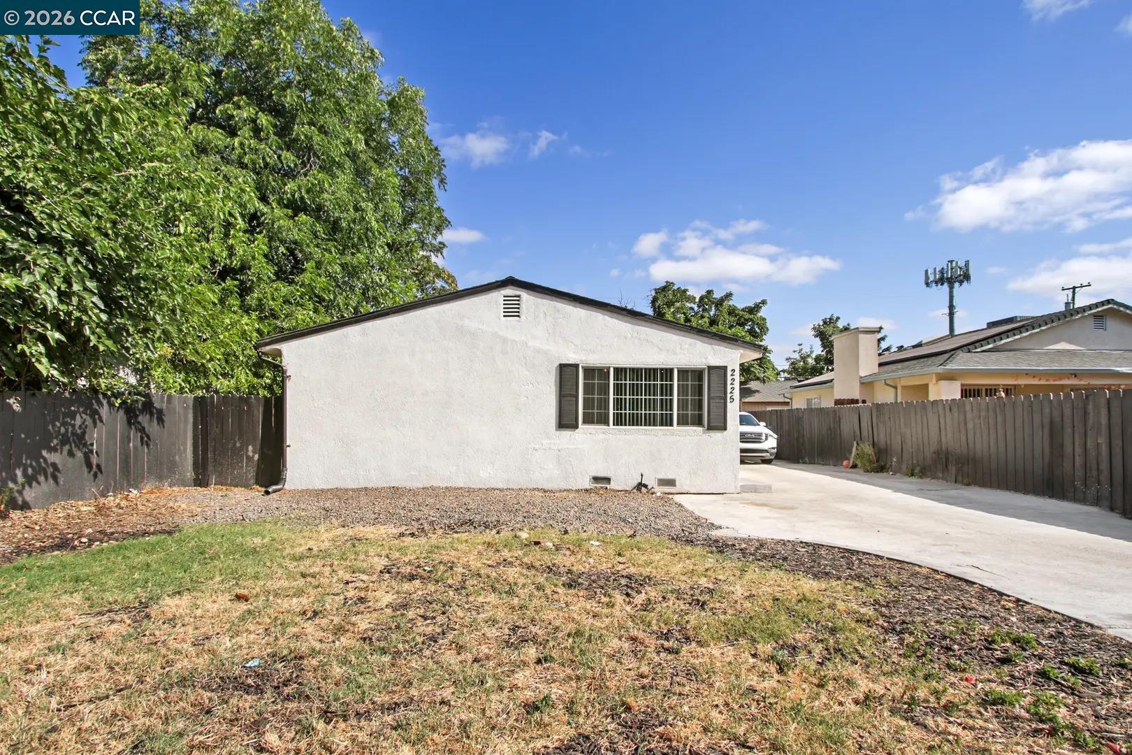2225 E Myrtle St – photo 5