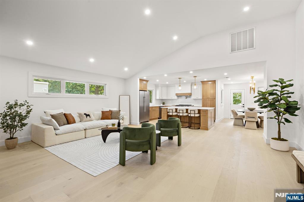 14 Chestnut Ave – photo 1
