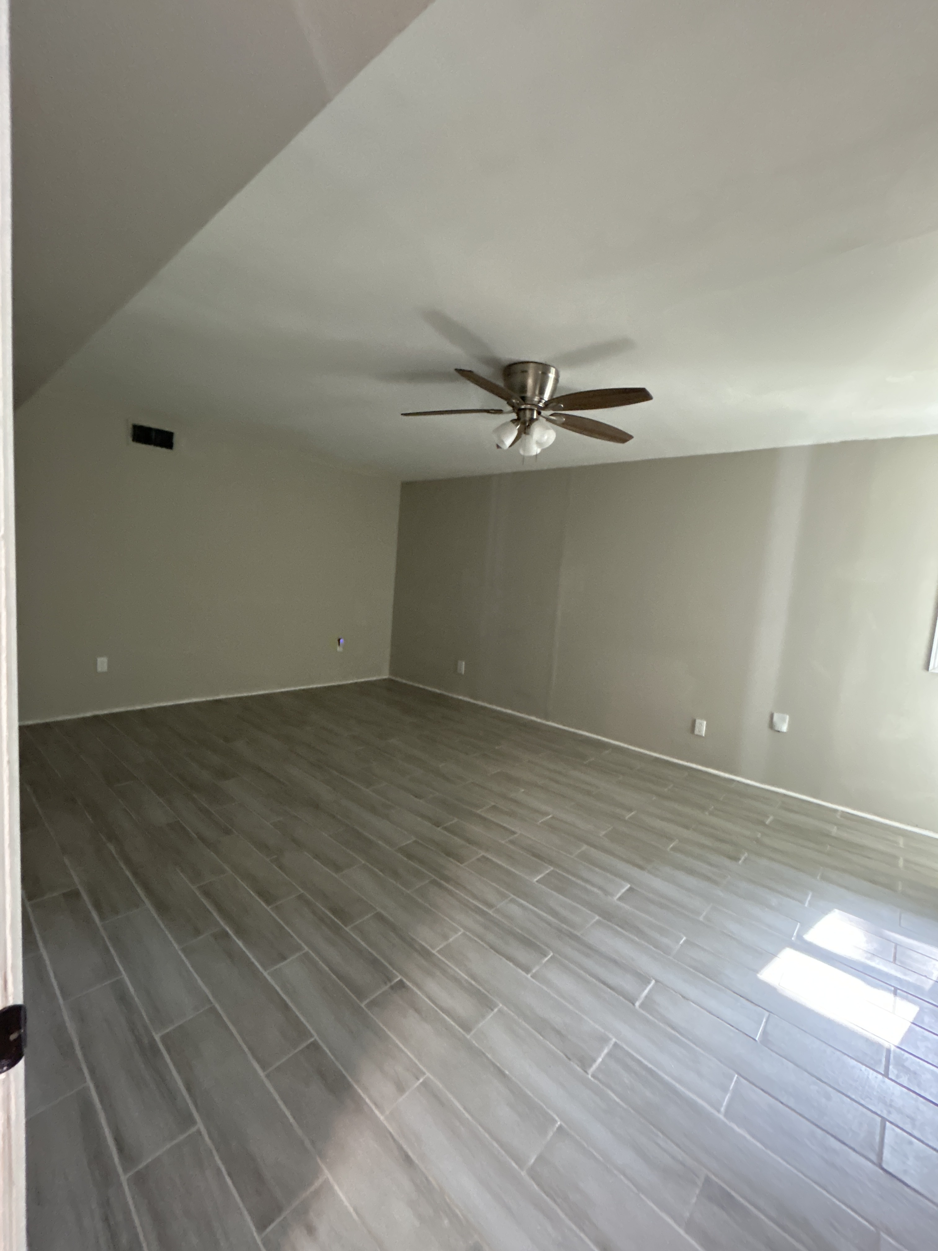 555 Glencove Dr – photo 2