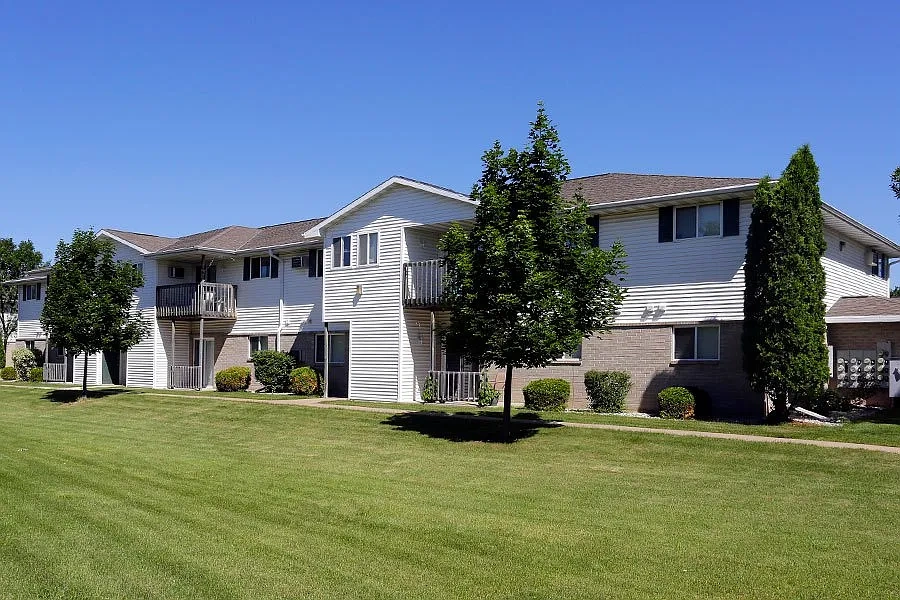 BREEZEWOOD APARTMENTS – photo 3