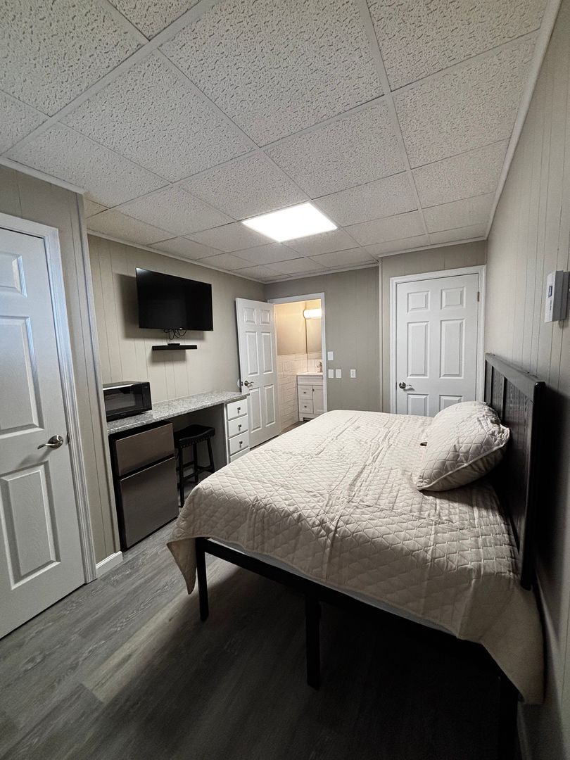 2423 Crest St unit Room #7 – photo 3