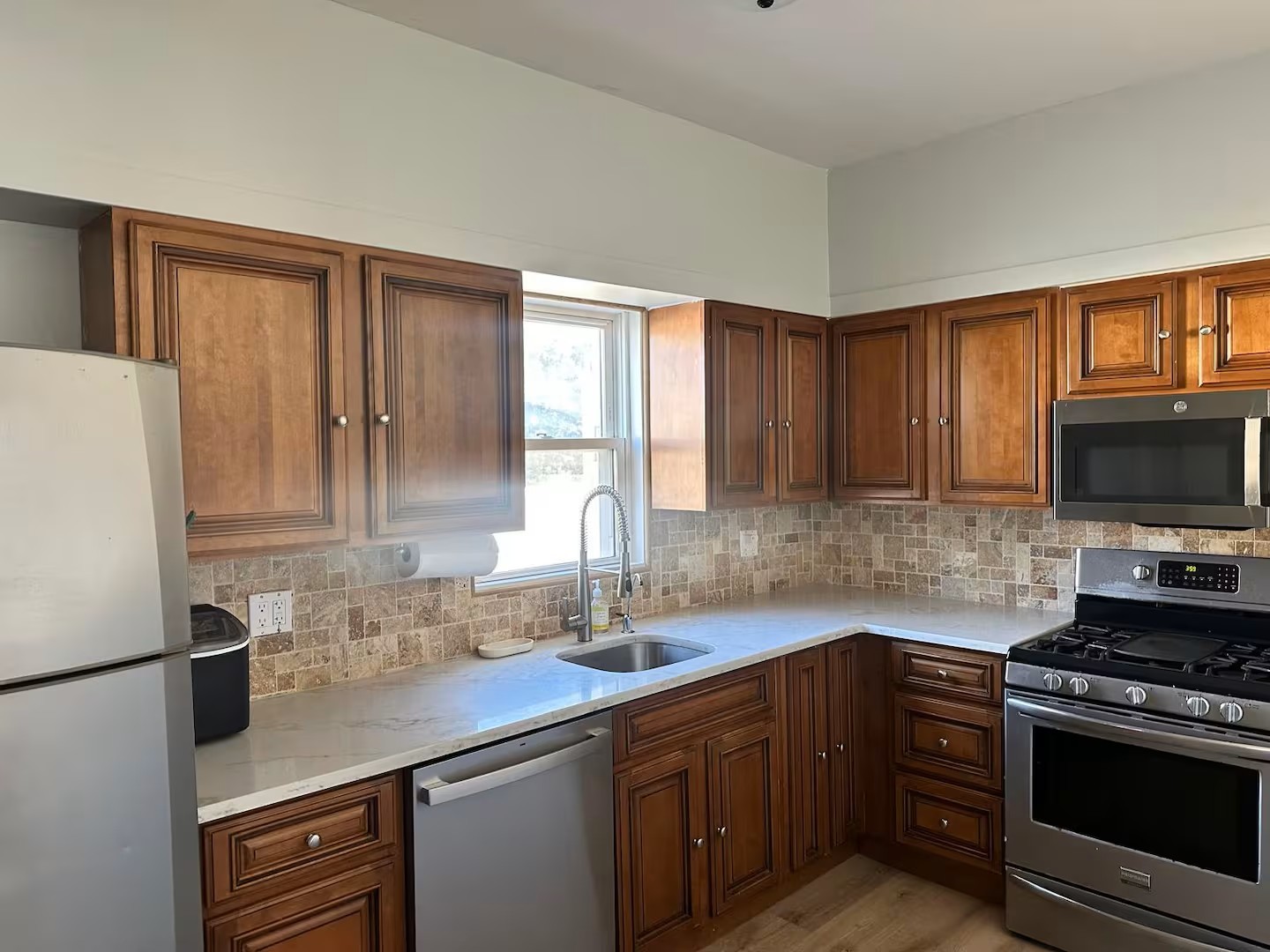 160 E Walnut St – photo 5