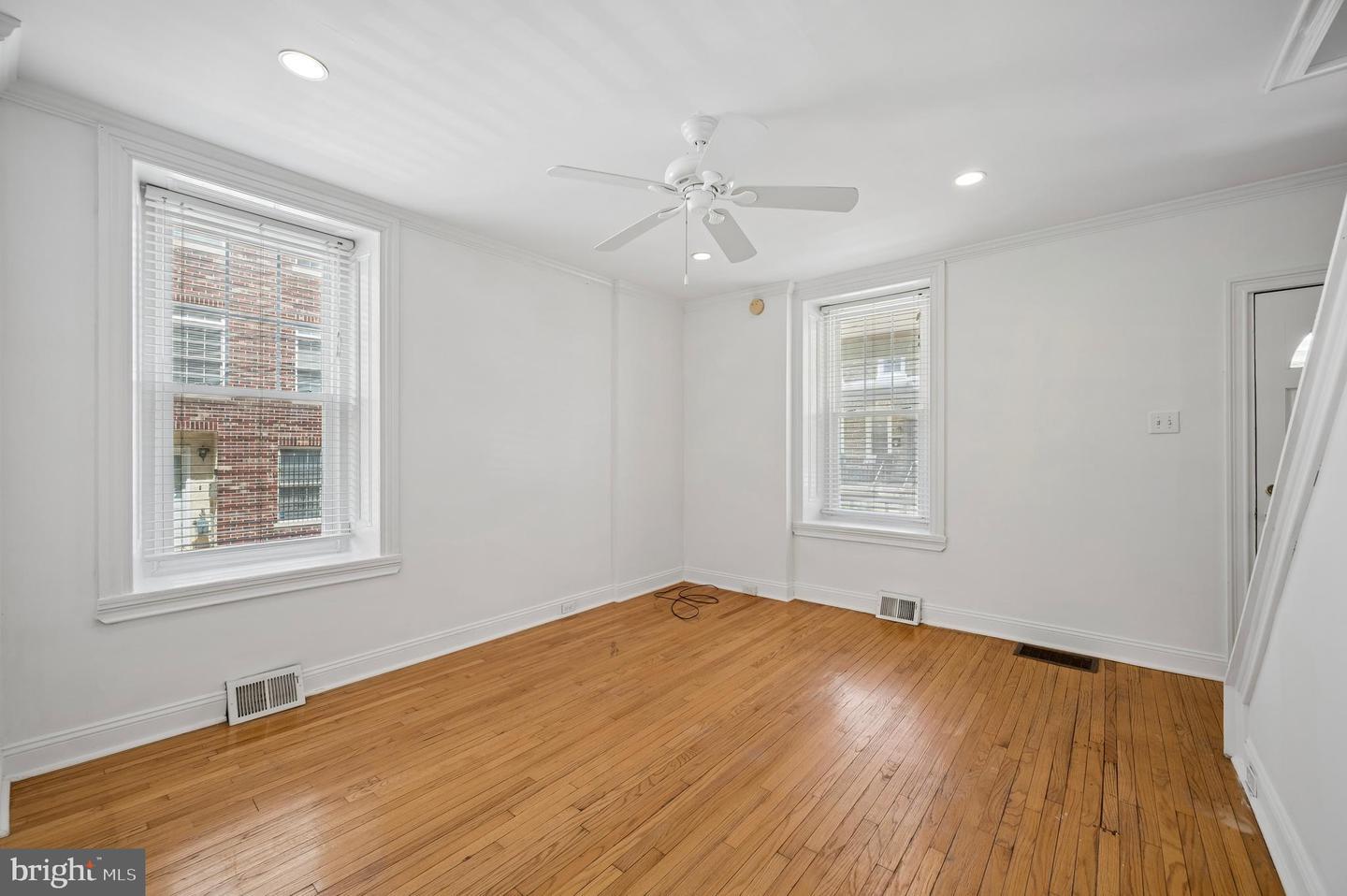 447 Dupont St – photo 4
