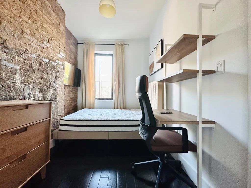 Private Bedroom in 3 Bedroom/1 Bathroom Home – photo 1